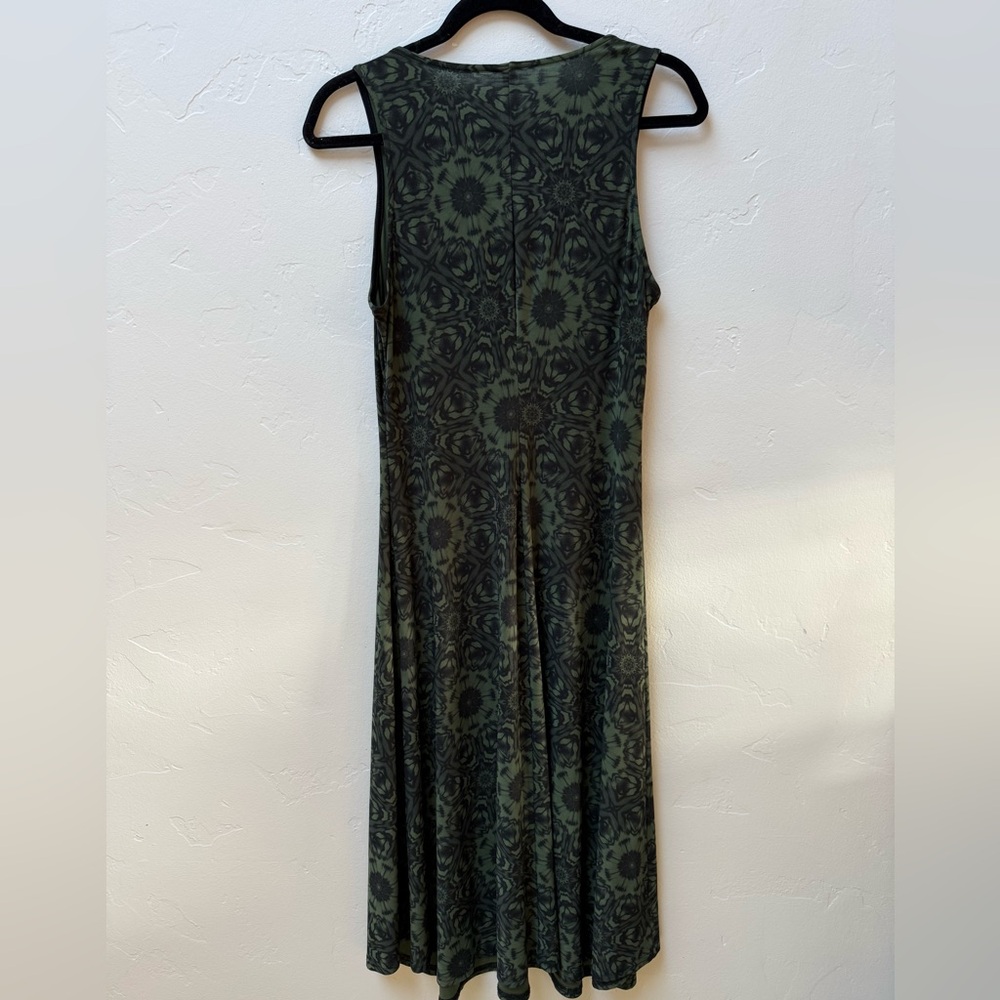 Beautiful Sleeveless Midi Dress - Picture 3 of 7